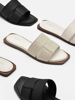 Iza Flat Sandals