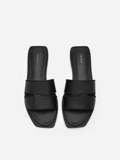 Iza Flat Sandals