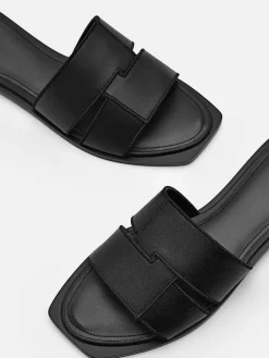 Iza Flat Sandals
